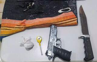 Arma de brinquedo, faca, droga e short que o suspeito utilizou no crime foram apreendidos. (Foto: Direto das Ruas)