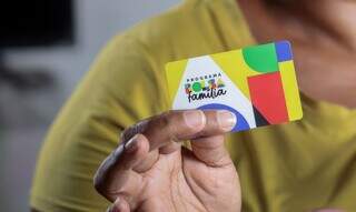 Beneficiária do Bolsa Família segurando cartão (Foto: Roberta Aline/MDS)