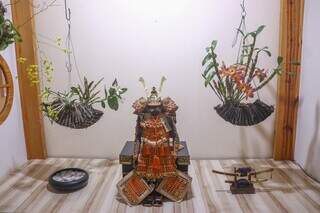 Samurai e orquídeas compõem o tokonama na área interna do consultório. (Foto: Paulo Francis)