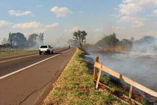 Incêndio registrado em agosto ao lado de rodovia (Foto: Arquivo/Campo Grande News)