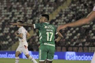 Kayke comemora gol que abriu o placar diante o Botafogo-SP. (Foto: Reprodução/@ChapecoenseReal no Twitter)