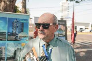 Na esquina com a Av. Afonso Pena, Mário Galvão anunciava imóveis nesta quarta (Foto: Marcos Maluf)