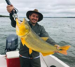 Dourado capturado em uma das aventuras (Foto: Agência Pesko)