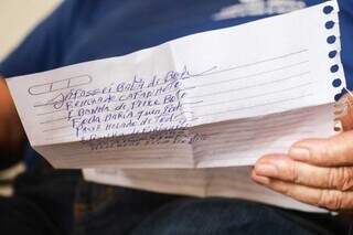 No papel, ele anotou alguns dos poemas que queria recitar na entrevista. (Foto: Henrique Kawaminami)