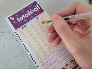 Apostador preenche volante de apostas da Lotofácil, em lotérica de Campo Grande. (Foto: Arquivo)