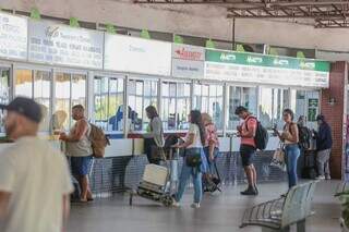 Movimentaçaõ de passageiros em guiches de empresas de transporte intermunicipal na Rodoviária de Campo Grande (Foto: Arquivo/Marcos Maluf)