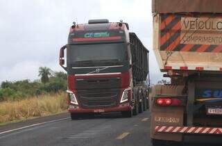 Caminhões transitam em rodovia de Mato Grosso do Sul. (Foto: Álvaro Rezende/Semadesc)