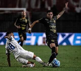 Jogadores disputam a posse da bola diante confronto atrasado da Série B. (Foto: Francisco Cedrim/CRB)