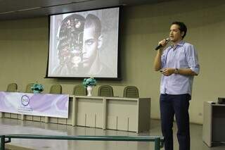 O professor Kwok Chiu Cheung, durante palestra em universidade (Foto: Divulgação/UCDB)