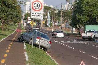 Camionete invade pista, provoca acidente e carro vai parar em canteiro