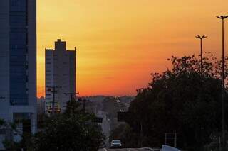 Nascer do sol visto dos altos da Avenida Afonso Pena, na Capital (Foto: Henrique Kawaminami)