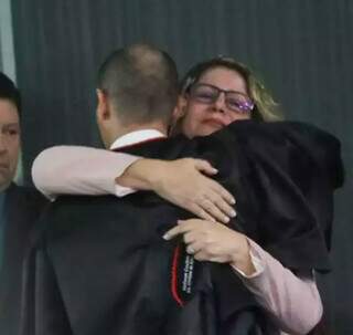 Cristiane Coutinho recebe abraço do promotor Moisés Casarotto após ganhar beca bordada com o nome do filho no último dia de júri (Foto: Henrique Kawaminami/Arquivo)