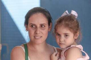 Cuidadora de idosos Jaqueline Lina e a filha de três anos (Foto: Marcos Maluf)