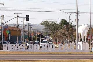 Entrada de Ribas do Rio Pardo, onde será construído o Centro Integrado Sesi Senai (Foto: Henrique Kawaminami)