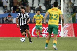Jogadores disputam a posse de bola durante partida válida pela ida às quartas na Sul-Americana. (Foto: Vítor Silva/Botafogo)