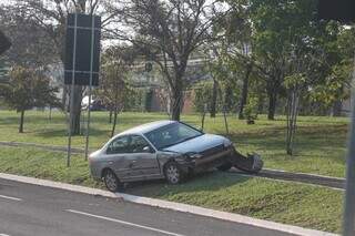 Camionete invade pista, provoca acidente e carro vai parar em canteiro