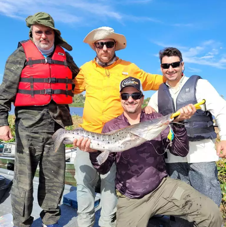 UMA FAMÍLIA QUE SE DEDICA PARA A PESCA ESPORTIVA