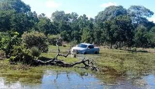 Caminhonete roubada, que seria levada para a Bolívia, foi encontrada no Pantanal (Foto: Divulgação/Polícia Civil)