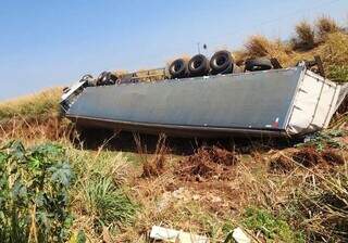 Carreta com algod&atilde;o tomba e &eacute; abandonada &agrave;s margens de rodovia