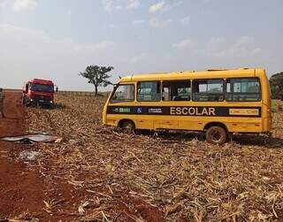 Ônibus escolar que tombou em estrada vicinal de Rio Brilhante (Foto: Rio Brilhante em Tempo Real)
