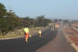 Trabalhadores em rodovia que corta Mato Grosso do Sul (Foto: Marcos Maluf/Arquivo)