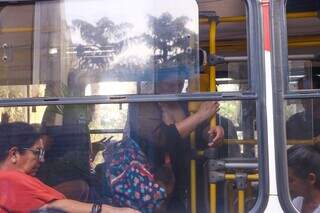 Usuários do transporte coletivo mantêm janela aberta para amenizar o calor (Foto: Paulo Francis)