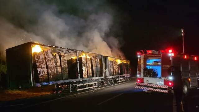 Carreta com celulose &eacute; tomada pelo fogo em rodovia