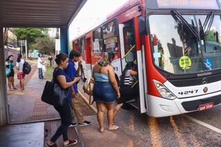 Passageiros entram em ônibus na Avenida Afonso Pena (Foto: Paulo Francis)