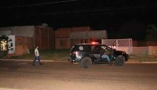 Policiais em frente ao local onde corpo foi achado (Foto: Divulgação)