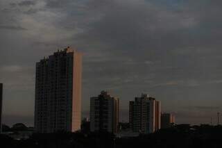 Céu de Campo Grande com algumas nuvens nesta manhã (Foto: Marcos Maluf)