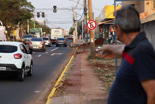 Comerciantes reclamam que faixa amarela acabou com estacionamento na Tr&ecirc;s Barras