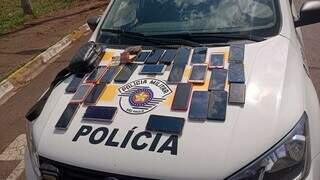 Celulares, dinheiro e bolsa apreendidos com os suspeitos pela Polcia Militar de SP (Foto: Divulgao)