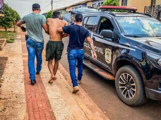 Douglas Fernando dos Anjos Moreira durante sua prisão em flagrante. (Foto: Direto das Ruas)