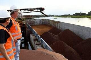 Homens trabalhando no setor de mineração, em Corumbá (Foto: Bruno Rezende)