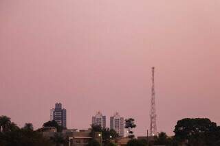 Céu claro desta manhã ainda deve predominar ao longo do dia na Capital (Foto: Henrique Kawaminami)