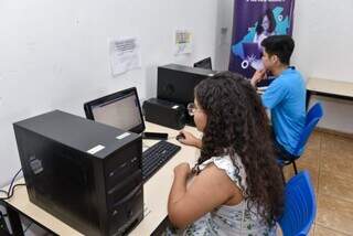 Jovens utilizam computadores em unidade do projeto &#34;Telecentro no meu Bairro&#34;. (Foto: Divulgação/PMCG)