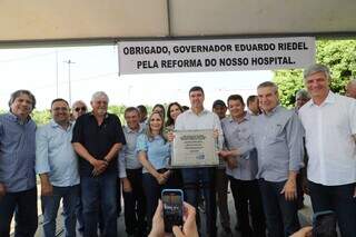 Governador e autoridades com placa que marca a reforma do hospital em Guia Lopes da Laguna (Foto: Divulgação/Governo MS)