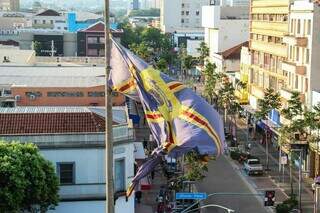 Bandeira de Campo Grande permaneceu &#34;surrada&#34; até poucos dias antes do aniversário. (Foto: Juliano Almeida)