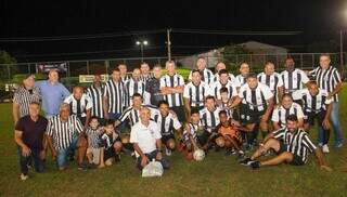 Equipe do Operário se reúne em campo antes de a disputa começar (Foto: Juliano Almeida)