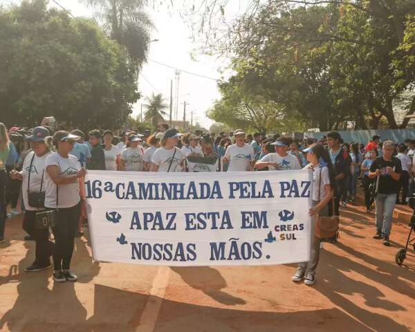 Na 16&ordf; edi&ccedil;&atilde;o, caminhada re&uacute;ne 2 mil pessoas em pedido pela paz 