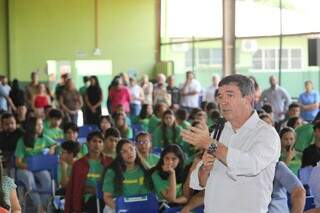 Governador discursando durante entrega de reforma em escola de Jardim (Fofo: Divulgação/Governo MS)