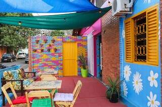 Novo bar da Rua Euclides da Cunha chama atenção com variedade de cores. (Foto: Henrique Kawaminami)