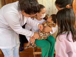 Profissional aplica dose da vacina contra coqueluche em criança. (Foto: Reprodução/Cosems)