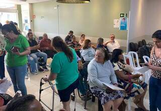 Pacientes aguardam vez na recepção do Hospital do Pênfigo (Foto: Cassia Modena)