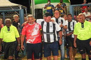 O atacante João Carlos Lopes, o Bugre, do Comercial, e o zagueiro Paulo Marcos de Araújo Lacerda, do Operário, entram em campo abraçados. (Foto: Juliano de Almeida)