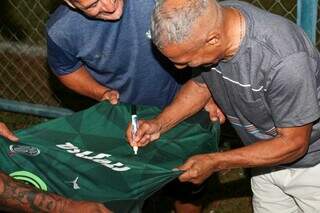 O atacante Carlos Cidreira, &#34;Copeu&#34;, autografando camisa de fã. (Foto: Juliano Almeida)