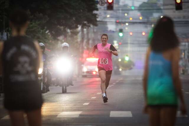 Sob chuva, Corrida do Facho abre comemora&ccedil;&atilde;o de anivers&aacute;rio da Capital