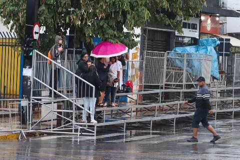 Mesmo com chuva, teve até quem madrugou para garantir lugar e assistir desfile
