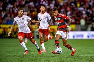 Bruno Henrique carrega bola durante partida (Foto: Marcelo Cortes/CRF)