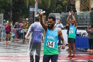 Sob chuva, Corrida do Facho abre comemora&ccedil;&atilde;o de anivers&aacute;rio da Capital